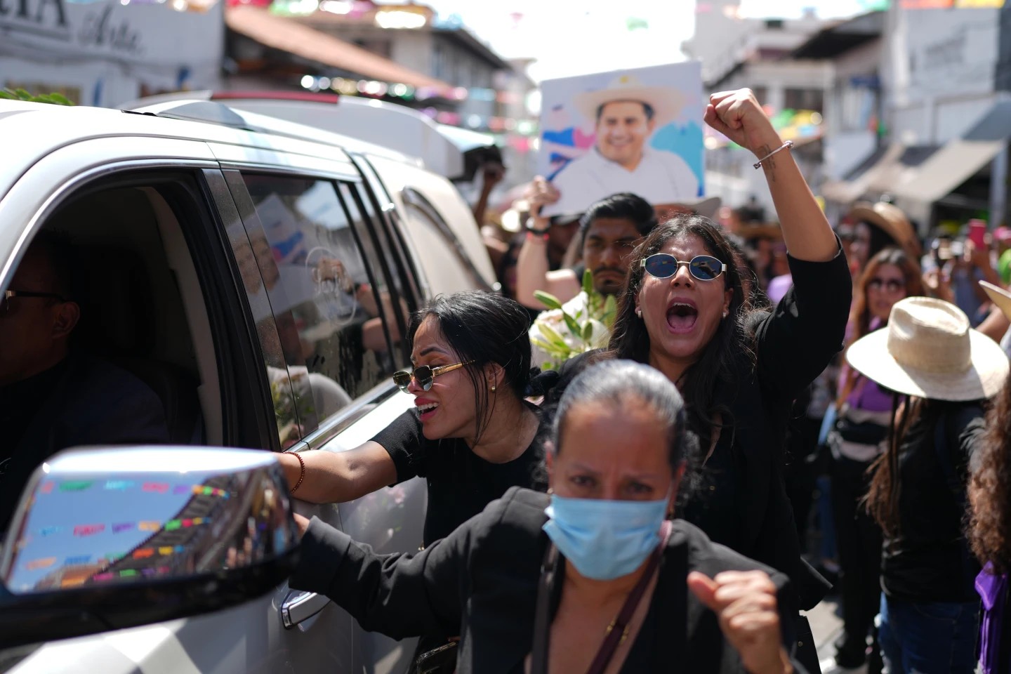 Indignación y reclamos de justicia despiden a alcalde de Uruapan