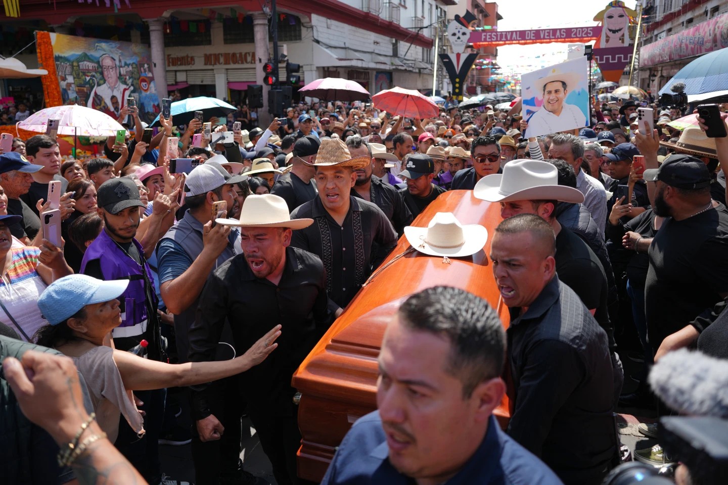 Indignación y reclamos de justicia despiden a alcalde de Uruapan