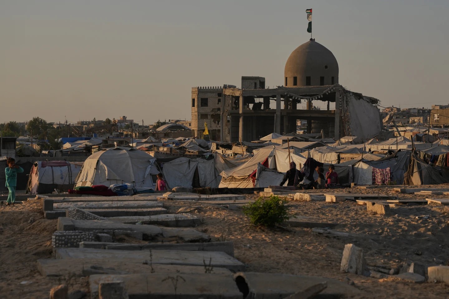 Familias palestinas se refugian en cementerios de Gaza