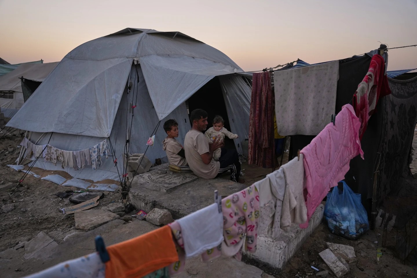 Familias palestinas se refugian en cementerios de Gaza