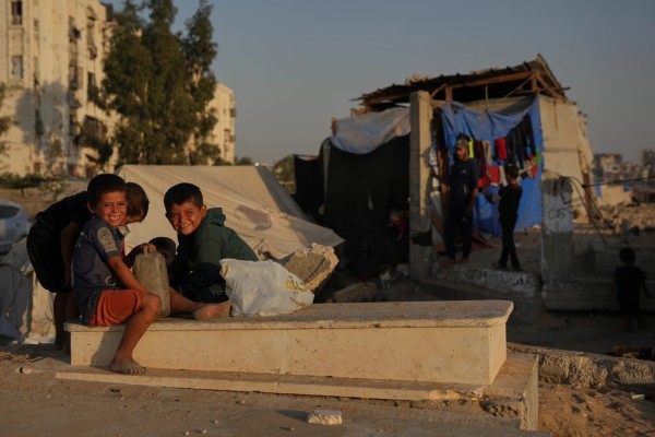 Familias palestinas se refugian en cementerios de Gaza
