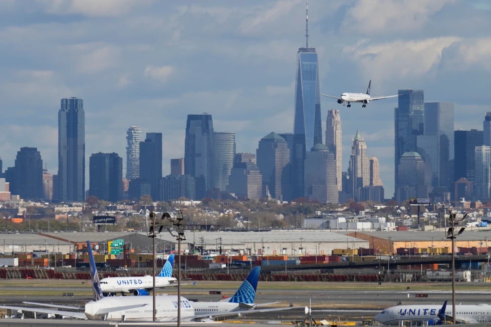 Aerolíneas de EEUU cancelan cientos de vuelos por cierre del gobierno
