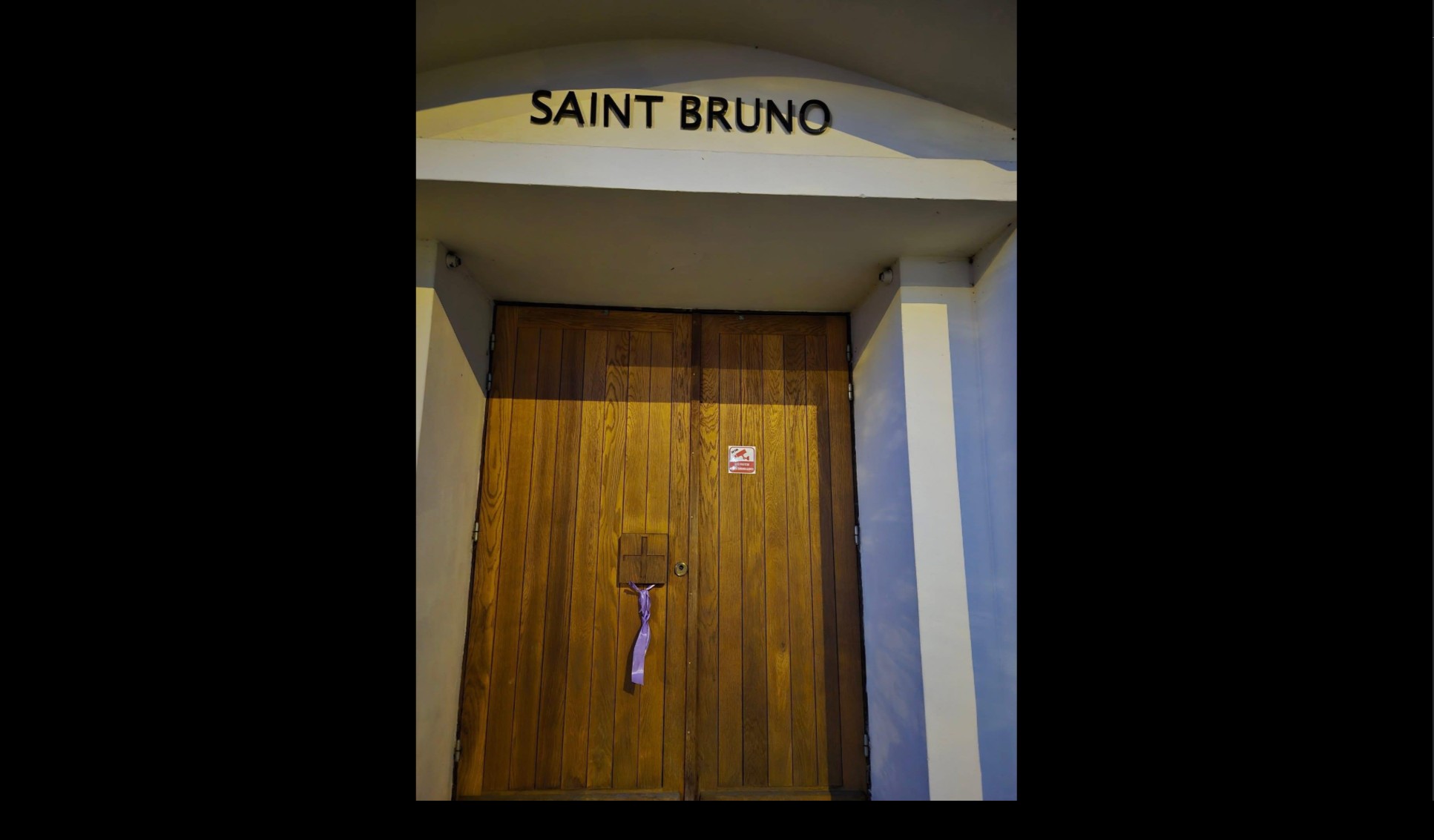 A purple ribbon at the doorknob of the parish of Saint Bruno at Issy les Moulineaux, France, as part of the November 8, 2025 mobilization. Social media of the NGO De la parole aux actes. 