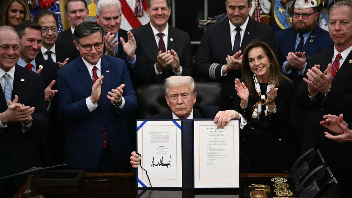 Trump firma la ley que pone fin al cierre más largo del gobierno