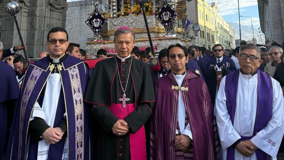 De izquierda a derecha, Alberto Ríos Neyra, vicario general, Raúl Chau Quispe, obispo auxiliar y Koan Li, párroco del Sagrario de la arquidiócesis de Arequipa, y un sacerdote no identificado, Arequipa, octubre de 2025. Redes sociales de la arquidiócesis de Arequipa.