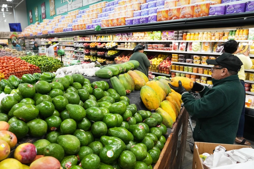 Trump elimina aranceles a alimentos ante inflación y derrota electoral