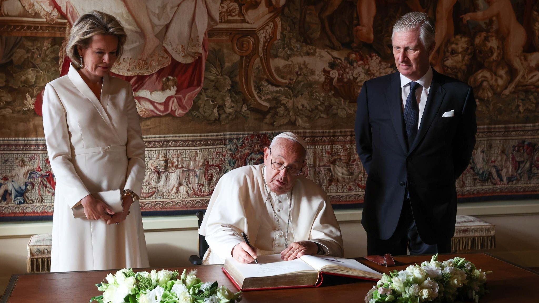 El rey Felipe y la reina Matilde de Bélgica reciben al papa Francisco quien firma el libro de visitantes, septiembre 2024. Redes sociales de la Monarquía Belga.