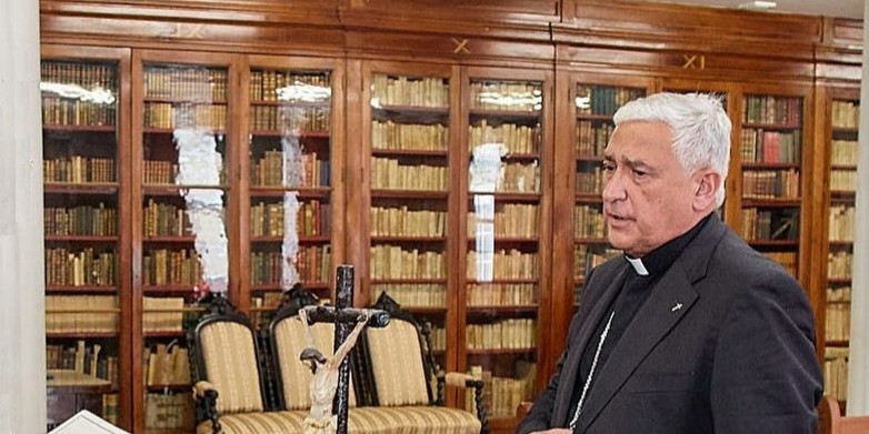 Rafael Zornoza Boy, obispo de Cádiz y Ceuta, España en la biblioteca del seminario de su diócesis, junio de 2025. Redes sociales de su diócesis.