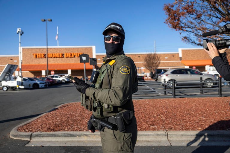 La patrulla fronteriza fuera de Home Depot en Charlotte. Foto: Getty Images