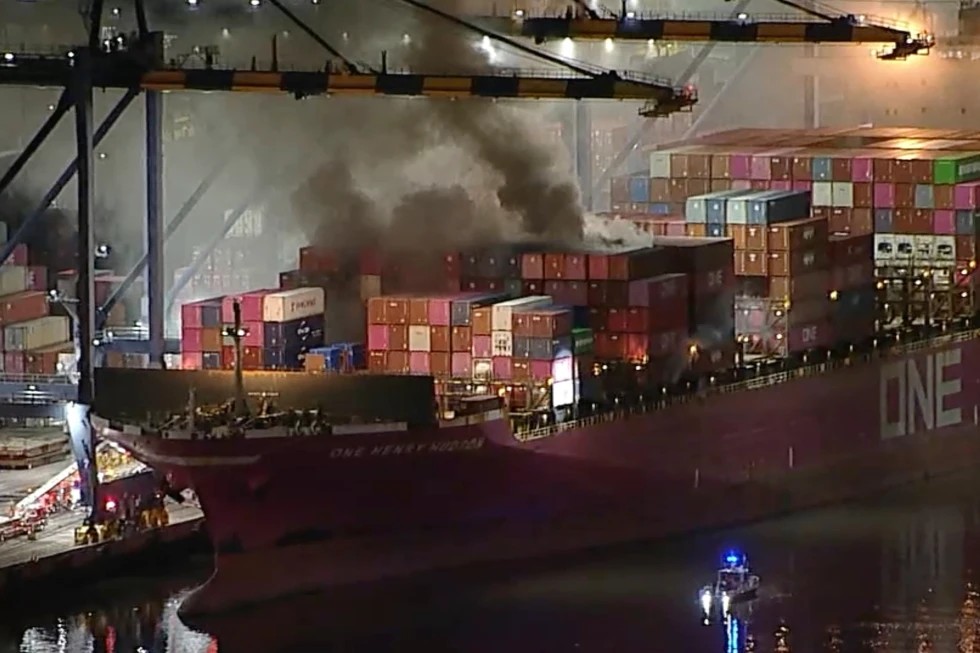 Incendio en portacontenedores atracado en el puerto de Los Ángeles