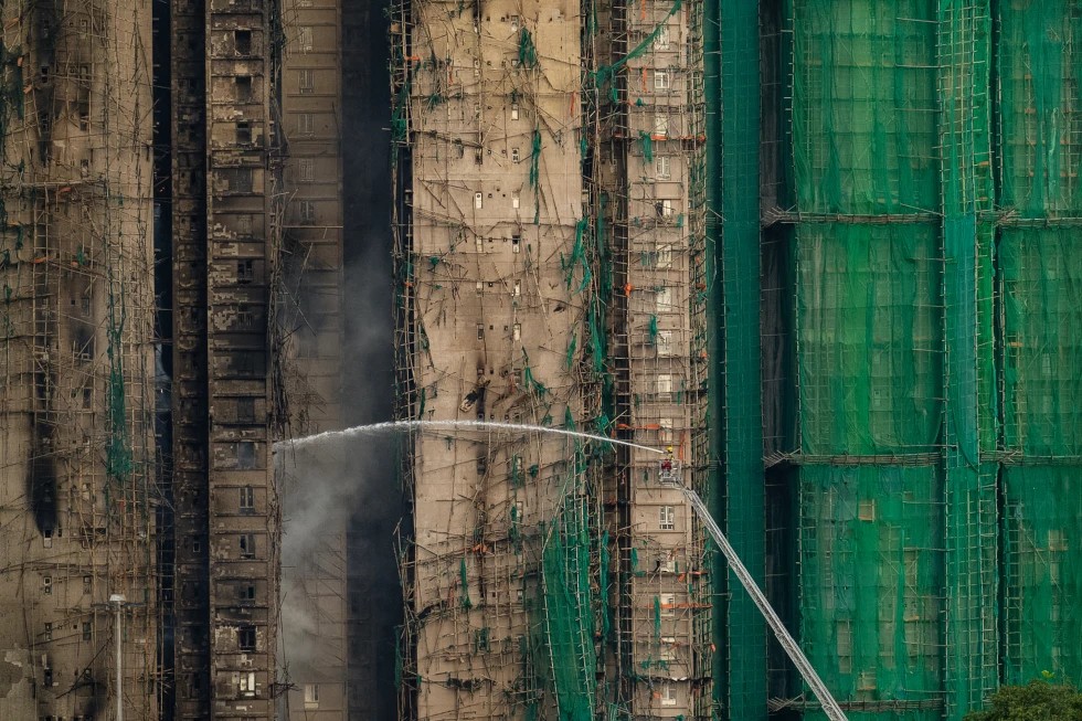 Hong Kong: incendio en edificio de apartamentos deja 55 muertos