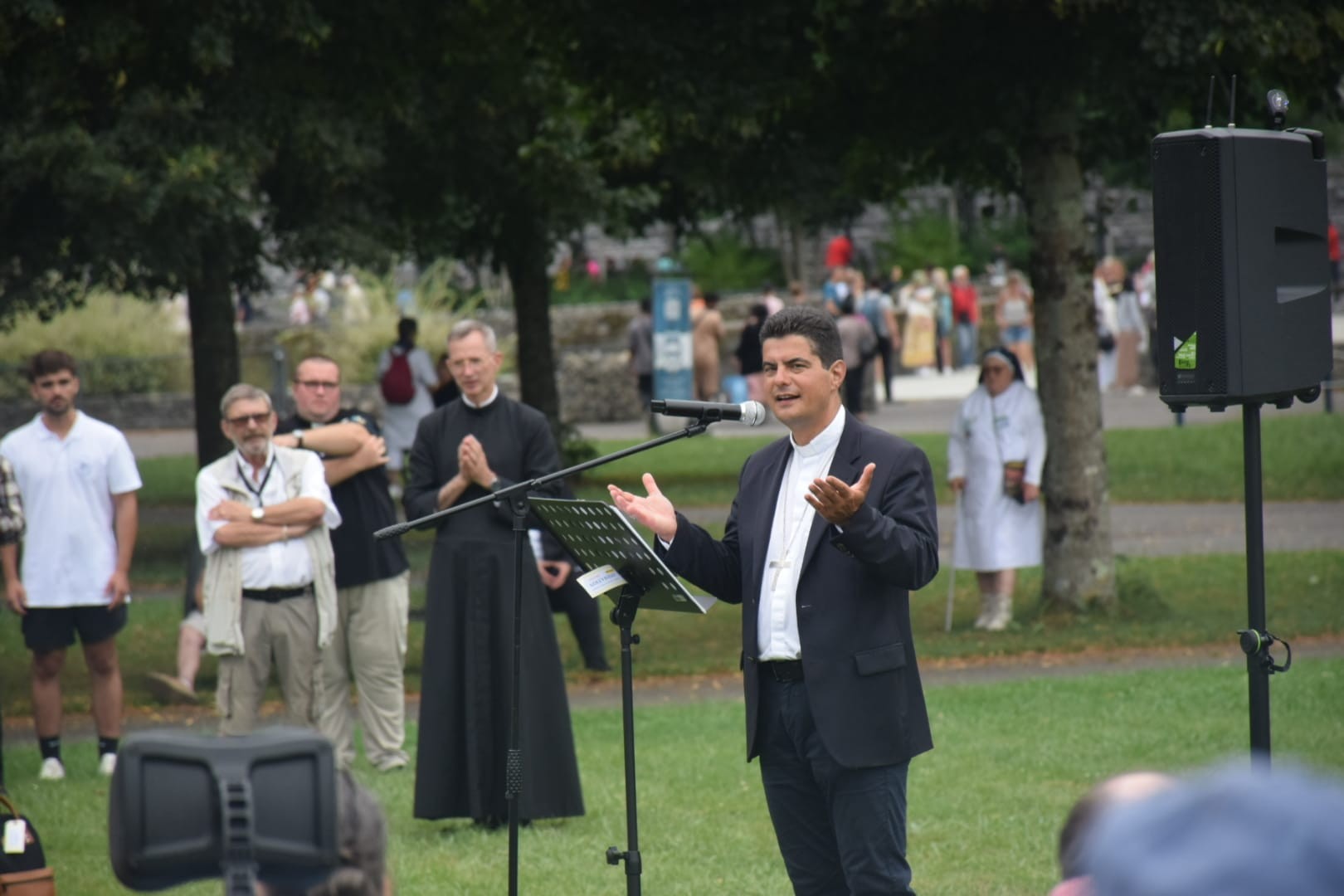 Grégoire Drouot, obispo de Nevers, Francia, en los jardines de la Basílica de Nuestra Señora de Lourdes, Francia, 2024. De las redes sociales de su diócesis.
