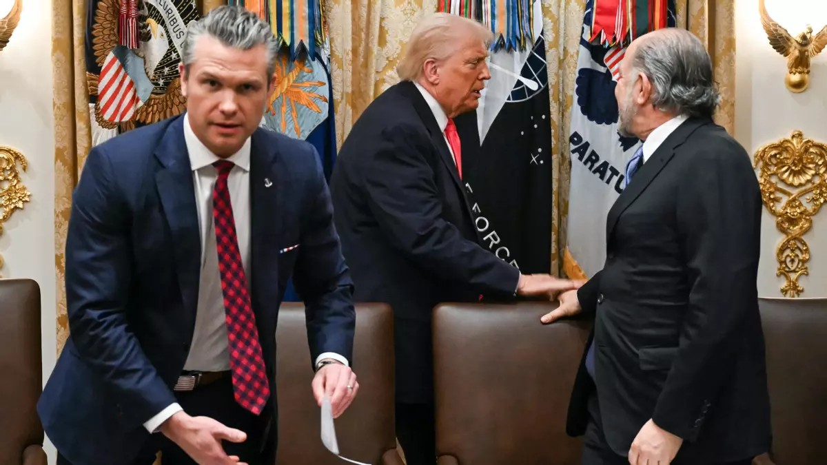 Hegseth, acorralado por posibles crímenes de guerra en el Caribe