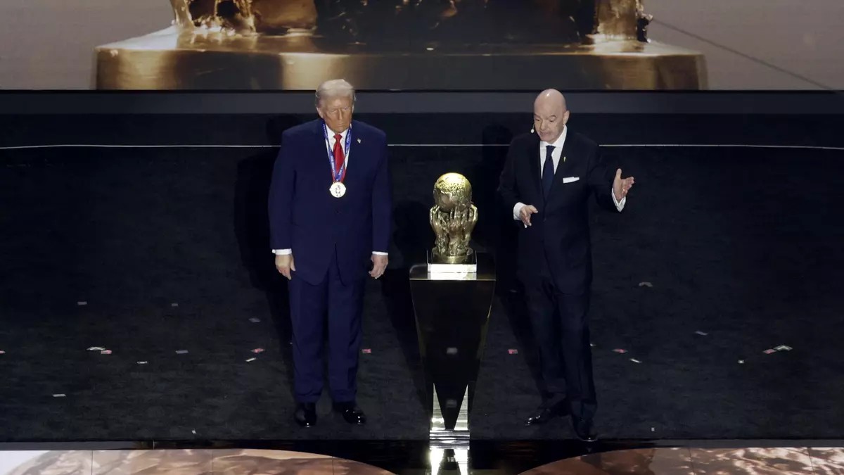 FIFA otorga a Trump premio de la paz horas después de un nuevo ataque