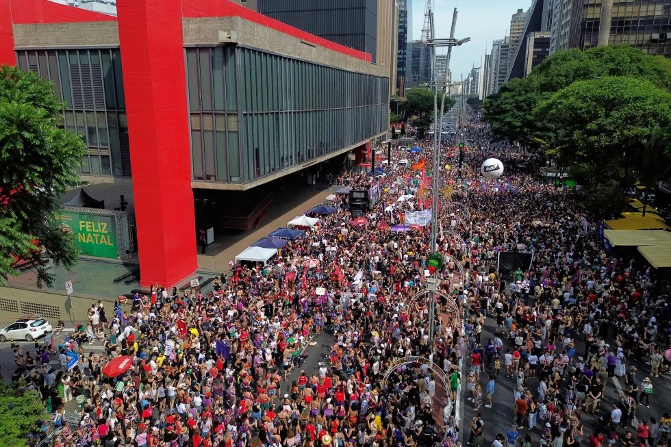 Ola de feminicidios impulsa protestas multitudinarias en Brasil