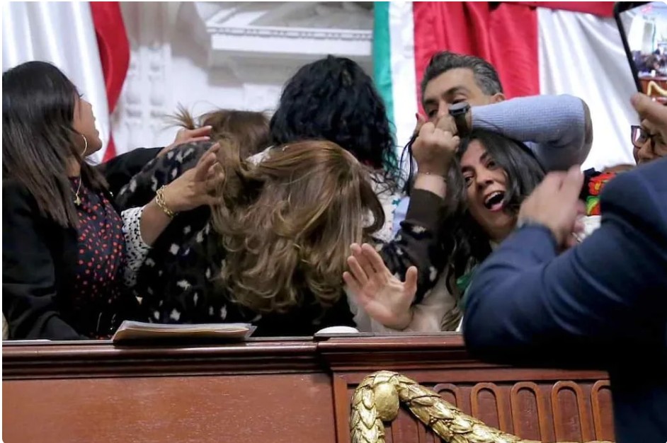 Pelea campal de diputadas en el Congreso de la Ciudad de México