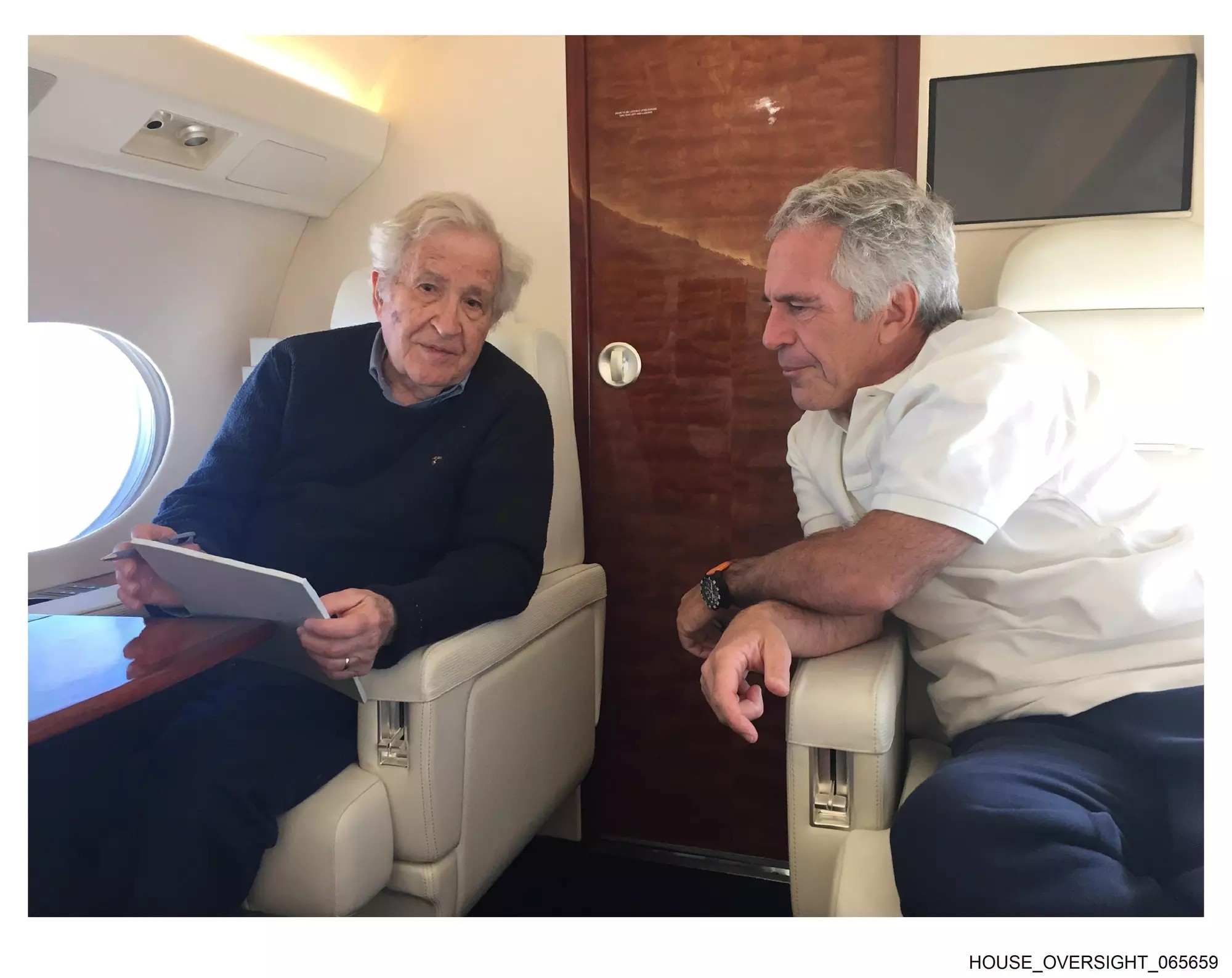 Demócratas difunden imágenes de Noam Chomsky vinculadas a Epstein