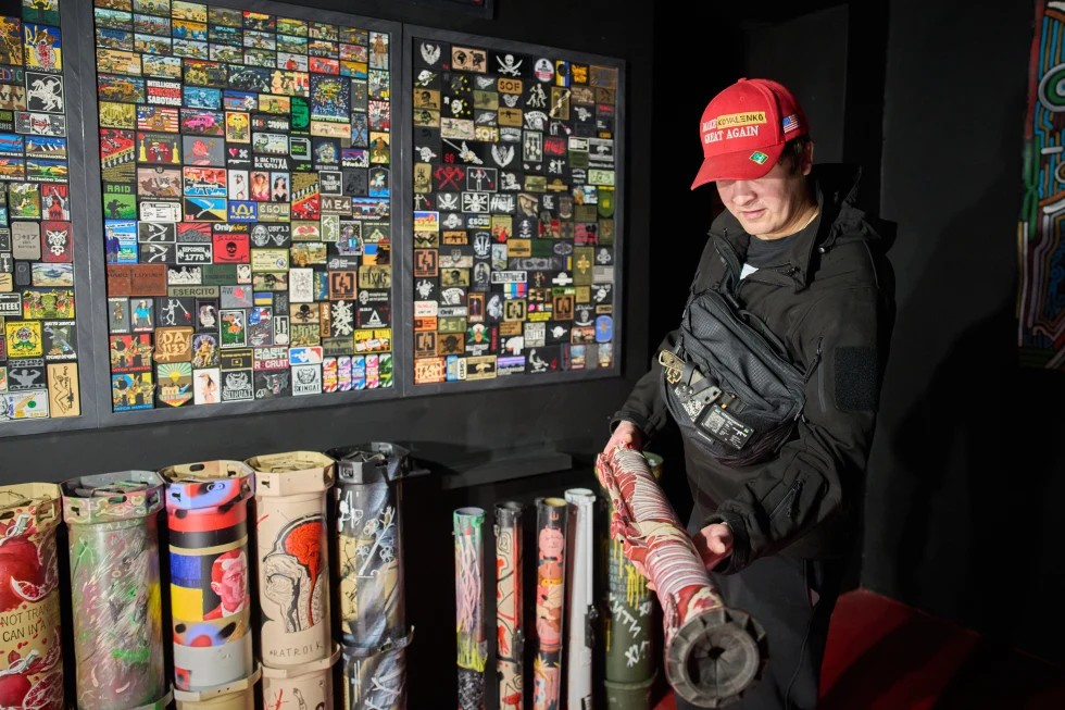Artista ucraniano transforma restos de guerra en memoria viva