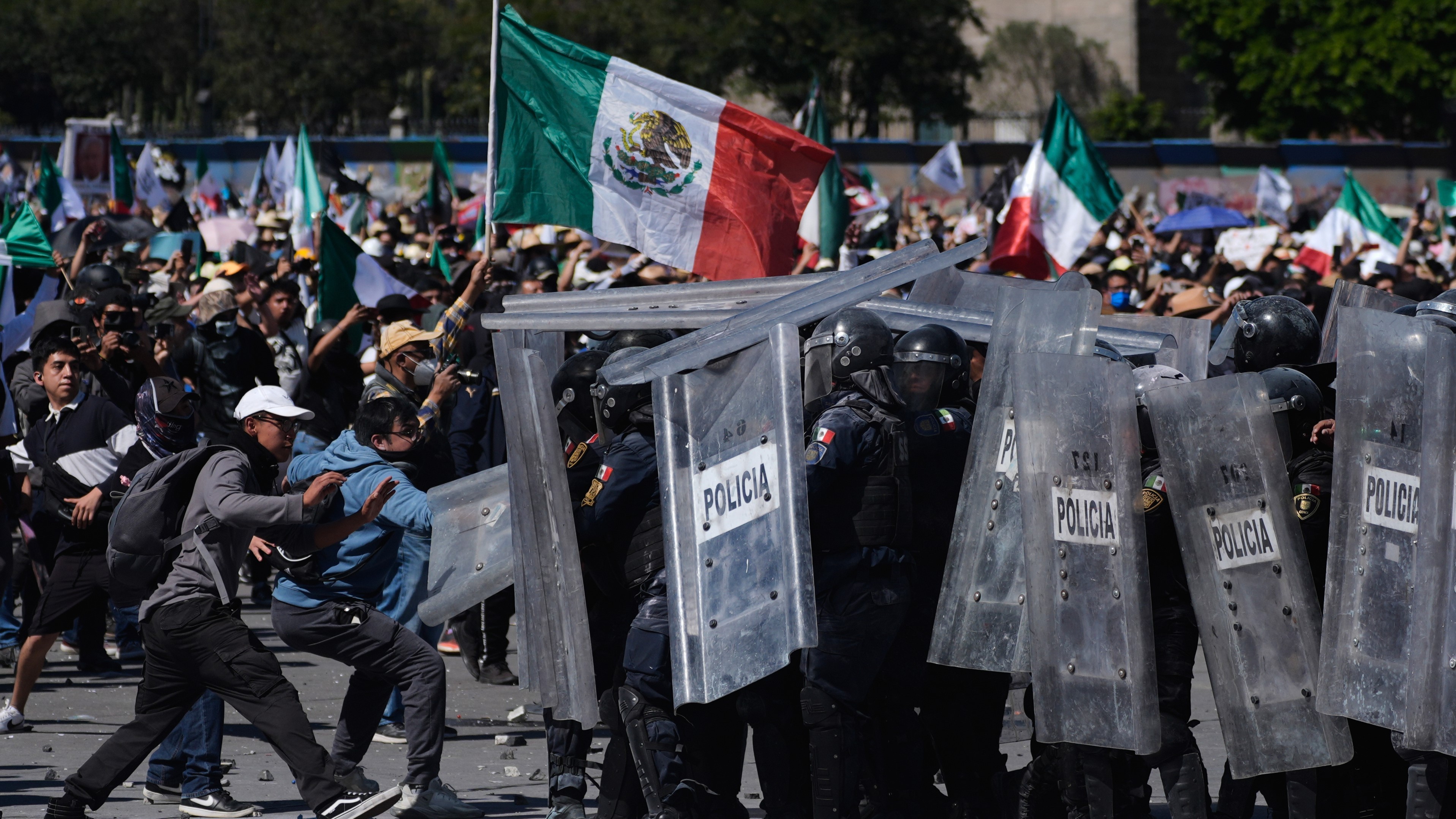 México: “¡Saliiiinas viiiive, el INE no sigue!“