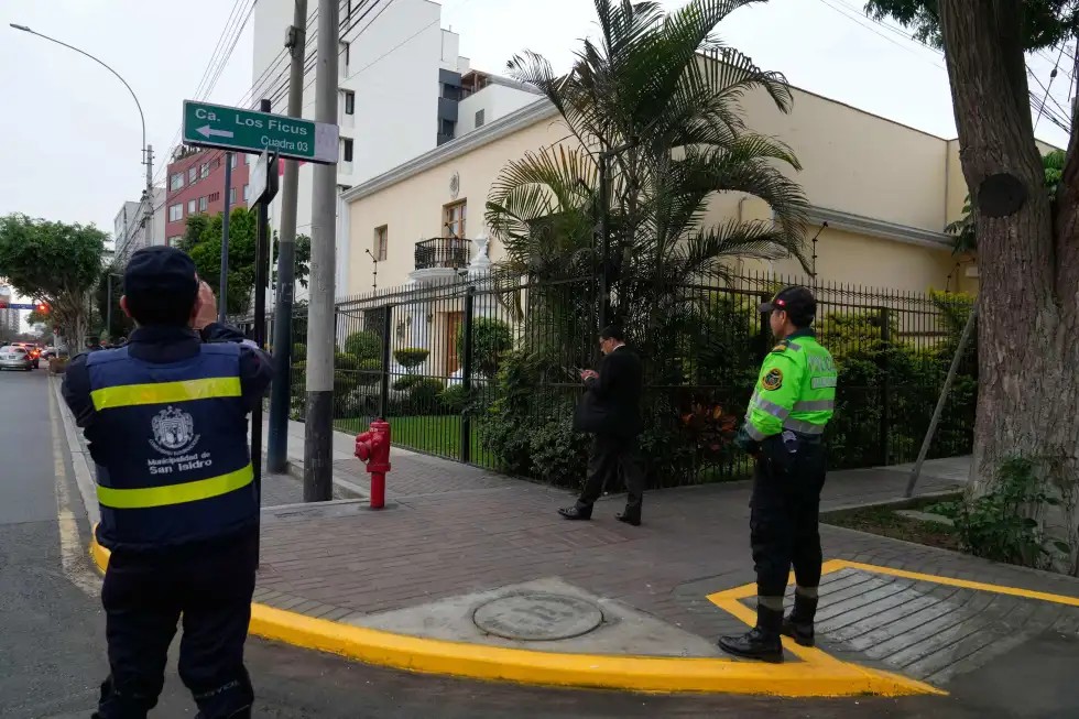 Perú refuerza vigilancia en la embajada de México por Betssy Chávez