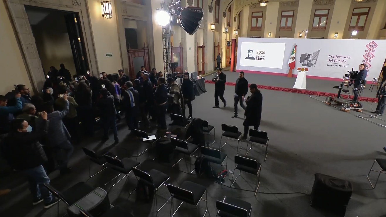 Captura de pantalla del momento en que Sheinbaum sale del Salón Tesorería de Palacio Nacional durante el sismo.