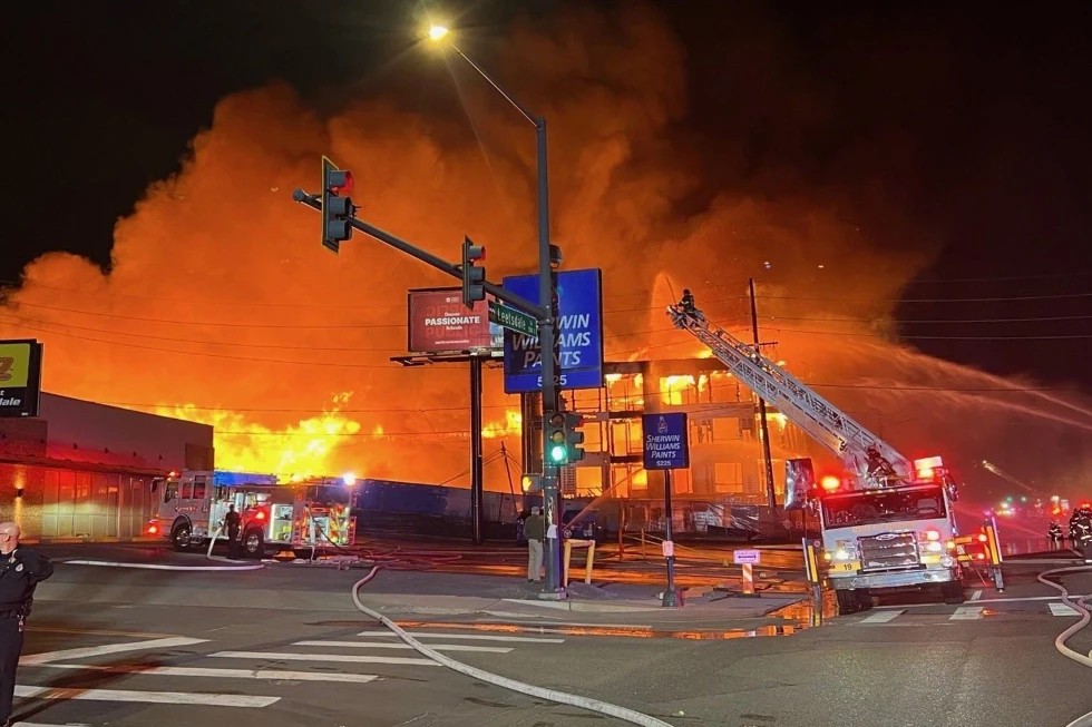 Incendio masivo en zona de apartamentos en construcción en Denver