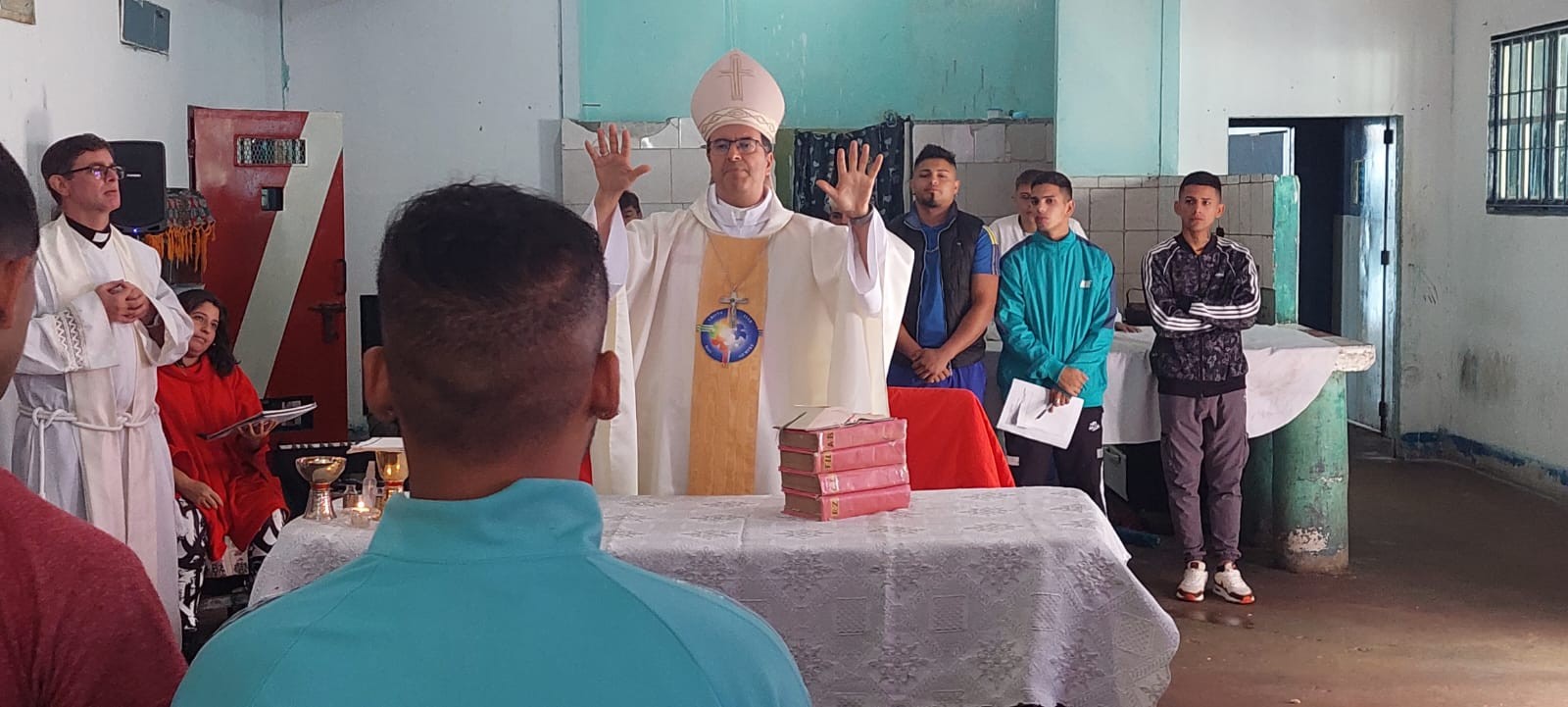 Then-Archbishop Gabriel Mestre at Melchor Romero prison, March 21, 2024, just two months before his resignation at age 55. Social media of the Archdiocese of La Plata. 