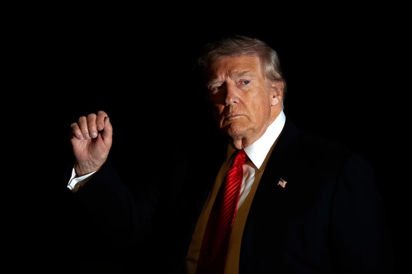Trump siembra caos global mientras recrudece la represión interna
