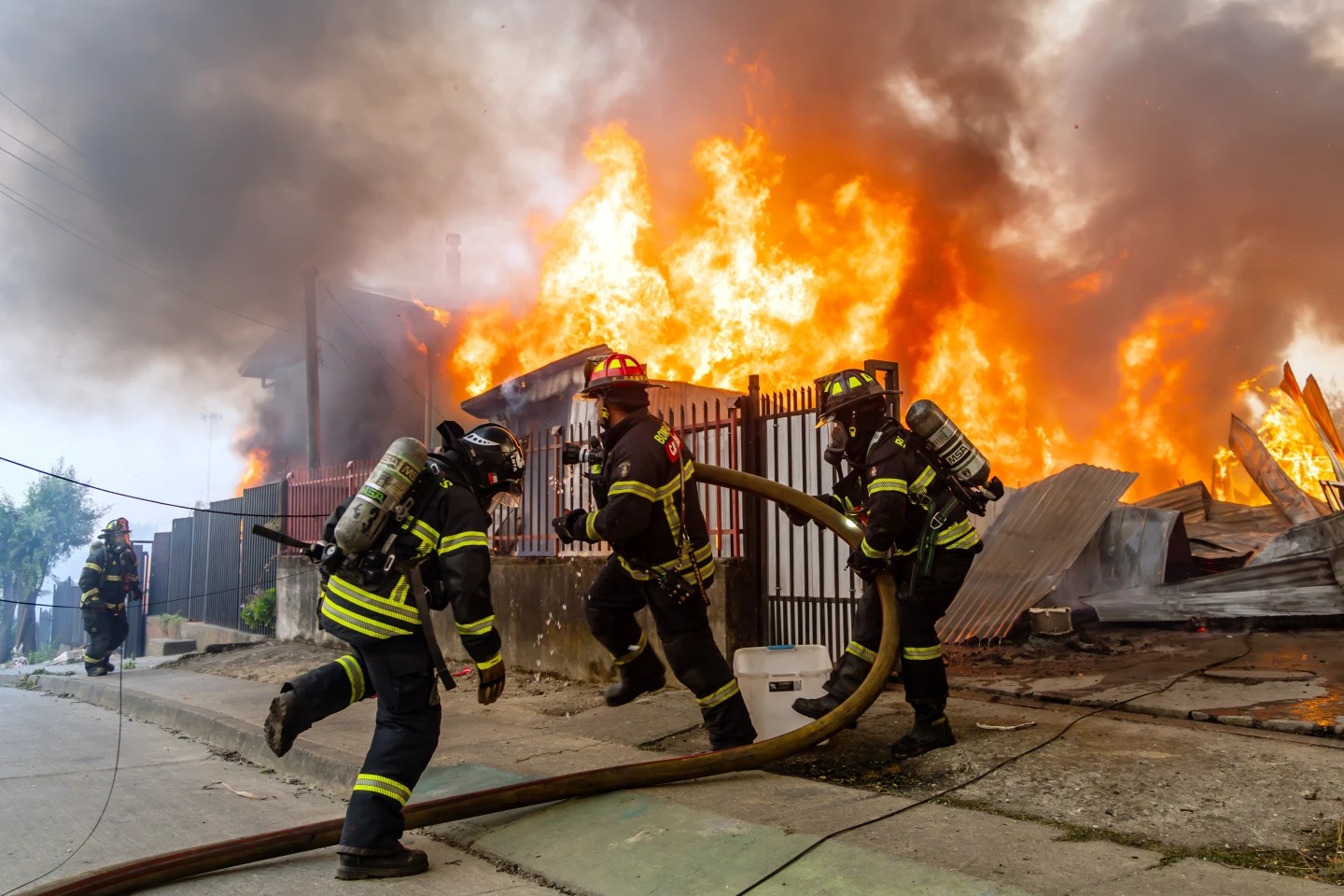 Incendios forestales en Chile dejan 19 muertos y 50, 000 evacuados