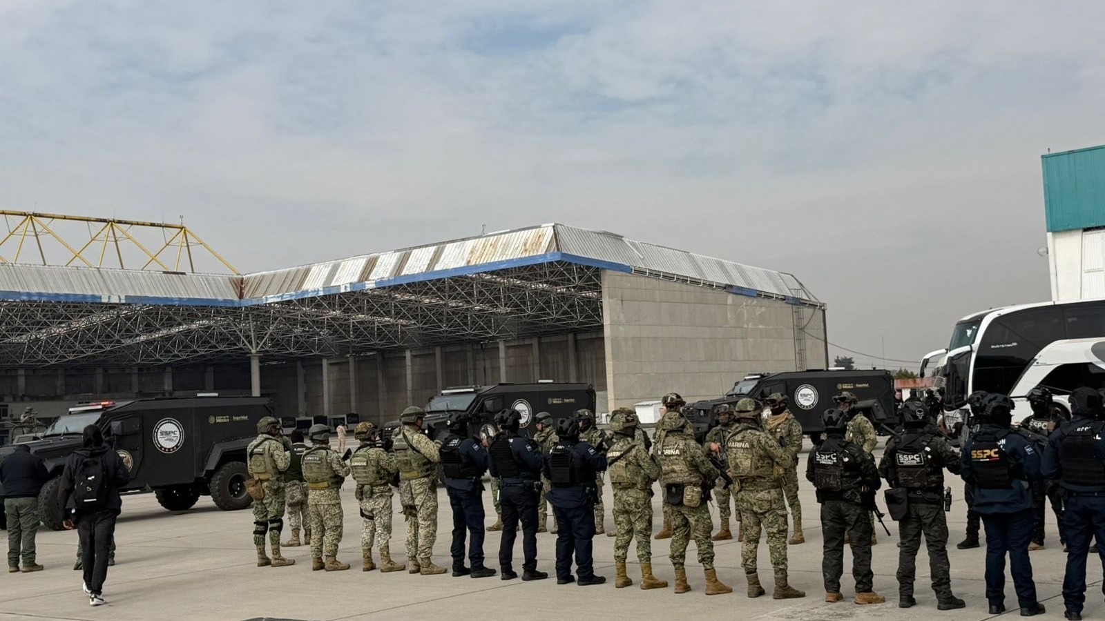 Harfuch envía a Estados Unidos 37 operadores de grupos criminales