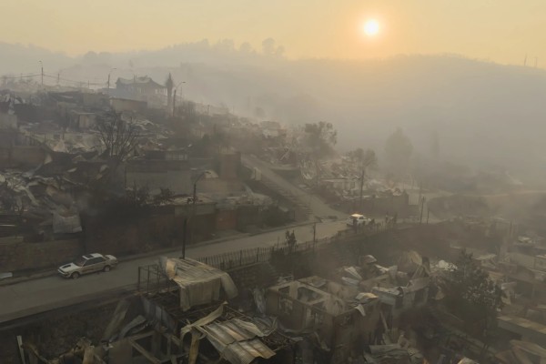 Incendios forestales en Chile dejan 19 muertos y 50, 000 evacuados
