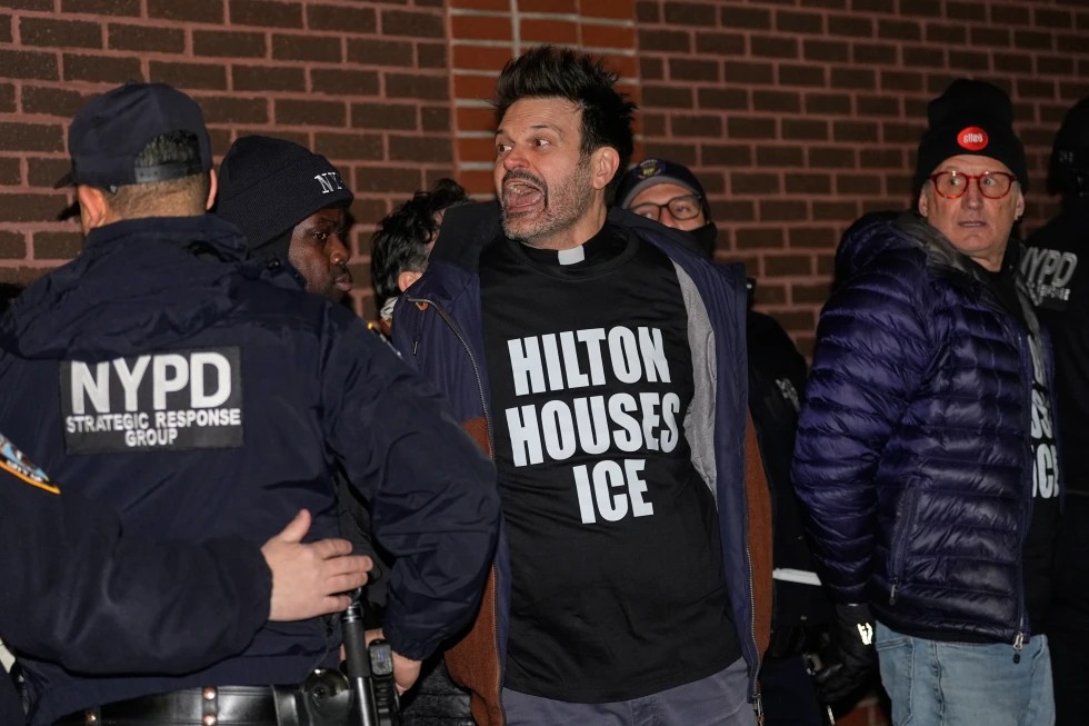 Decenas de manifestantes contra redadas detenidos en Manhattan