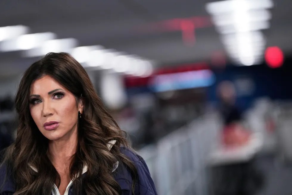 Kristi Noem enfrenta llamados a renunciar tras muertes en Minneapolis