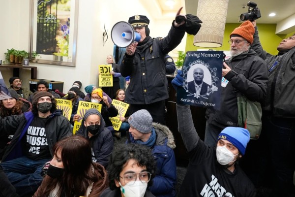 Decenas de manifestantes contra redadas detenidos en Manhattan
