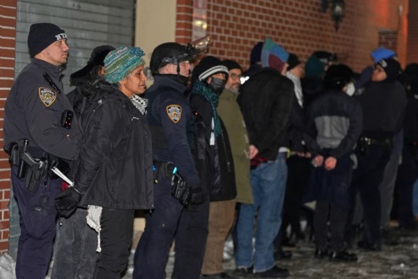Decenas de manifestantes contra redadas detenidos en Manhattan