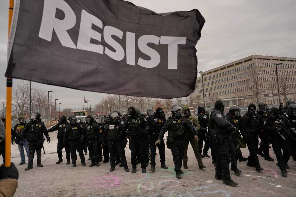 Trump amenaza con tropas en Minneapolis ante protestas por redadas