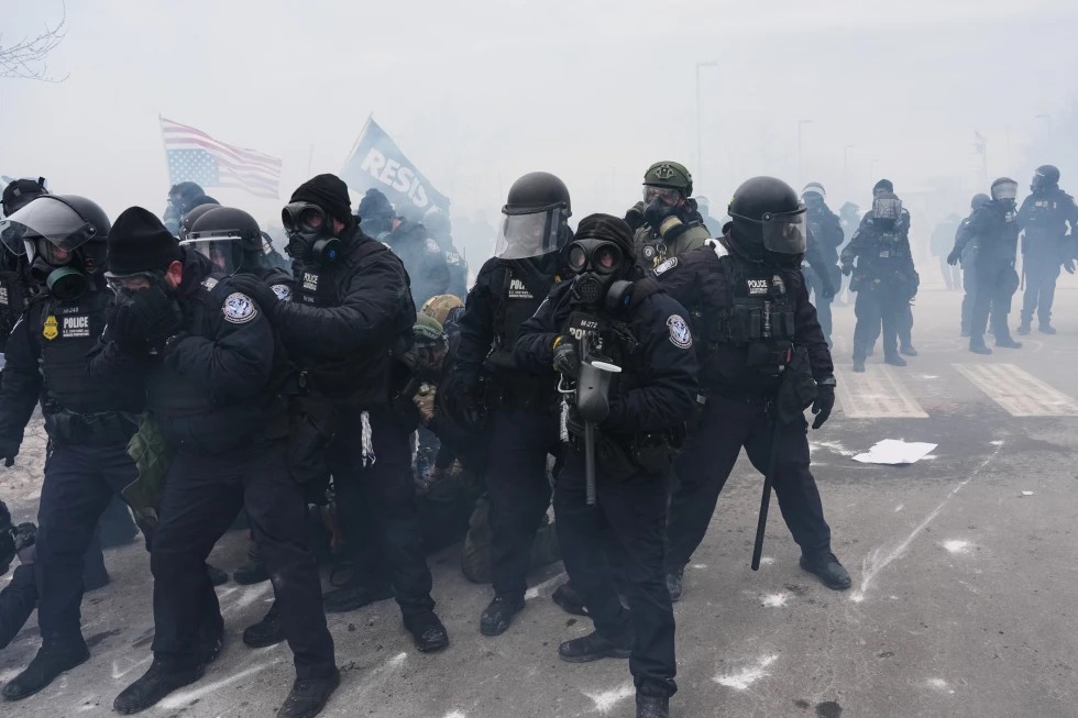 Agentes federales confrontan a los manifestantes en Minneapolis el 15 de enero de 2026. Foto: AP/Adam Gray