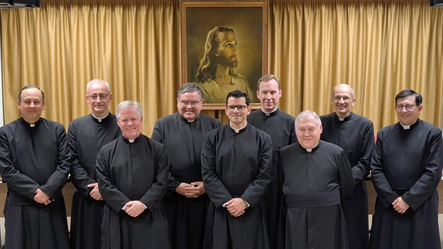 At center, Carlos Gutiérrez López (MEX); to his right, José Cárdenas Jiménez, general manager (MEX); to his left, David Daly, councilman (USA). Back row and to Gutiérrez López’s right, Hernán Jiménez (MEX), general vicar and councilman; followed by Miguel Cavallé Puig, councilman (SPA) and Adolfo Güémez Suárez, councilman (MEX). Behind the new director to his left, Michael Brisson, councilman (USA); Robert Presutti, councilman (ITA), followed by an unidentified priest. At center, Carlos Gutiérrez López (MEX); to his right, José Cárdenas Jiménez, general manager (MEX); to his left, David Daly, councilman (USA). Back row and to Gutiérrez López’s right, Hernán Jiménez (MEX), general vicar and councilman; followed by Miguel Cavallé Puig, councilman (SPA) and Adolfo Güémez Suárez, councilman (MEX). Behind the new director to his left, Michael Brisson, councilman (USA); Robert Presutti, councilman (ITA), followed by an unidentified priest.