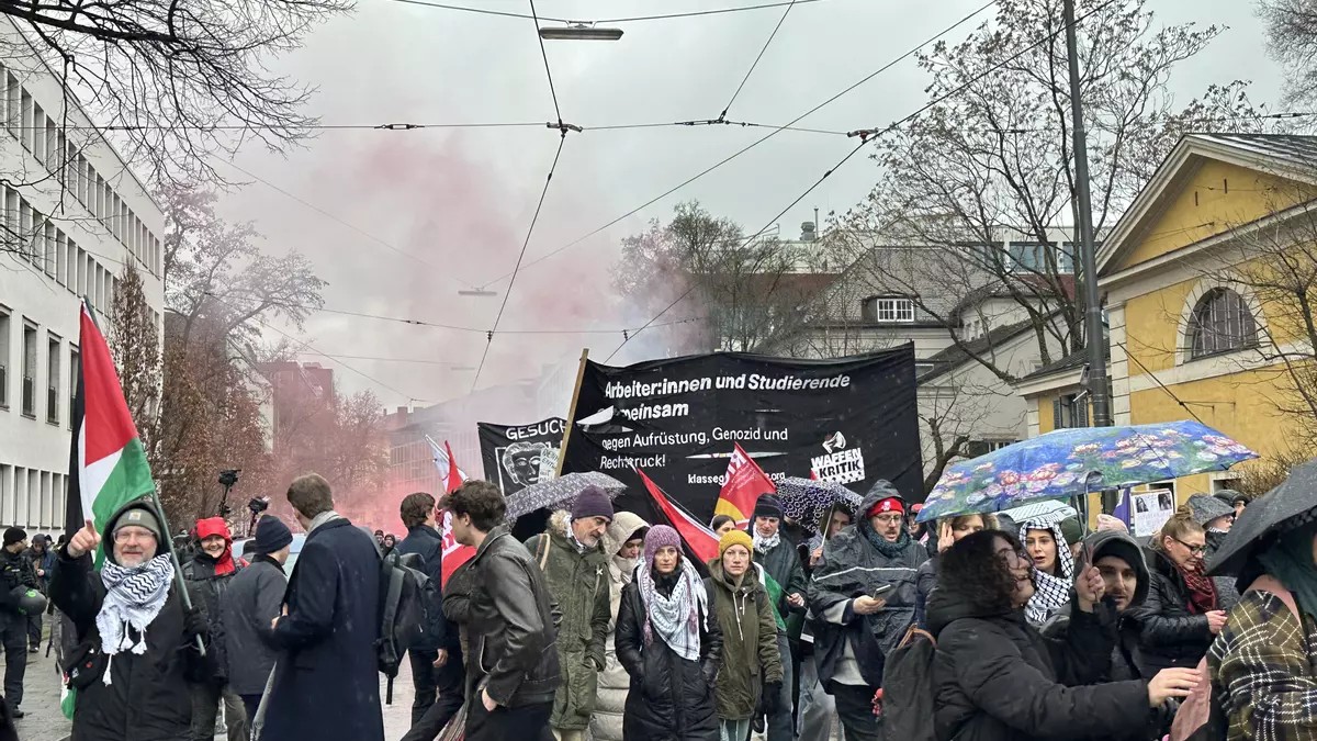 Protestas contra rearme rodean cumbre de seguridad y defensa en Múnich