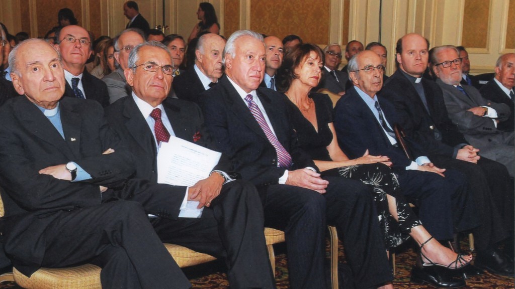 First from the left, Renato Poblete, attending a ceremony to celebrate the 60th anniversary of USEC, a Chilean industrialist syndicate, 2009. Wikimedia @ www.commons.wikimedia.org/w/index.php?curid=27501494 