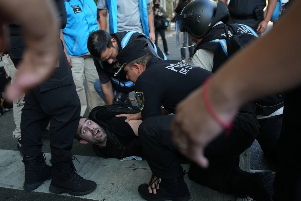Argentina aprueba reforma laboral de Milei pese a huelga y protestas