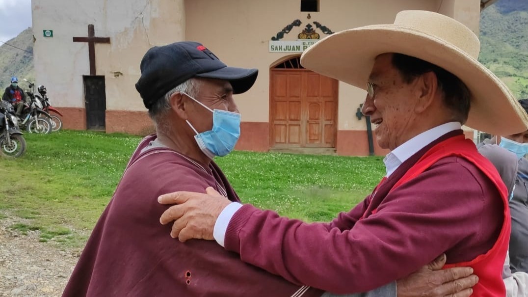 To the right, the new President of Peru, José María Balcázar Zelada, greets a Peruvian citizen in Lambayeque, 2021. From Balcázar's social media. 