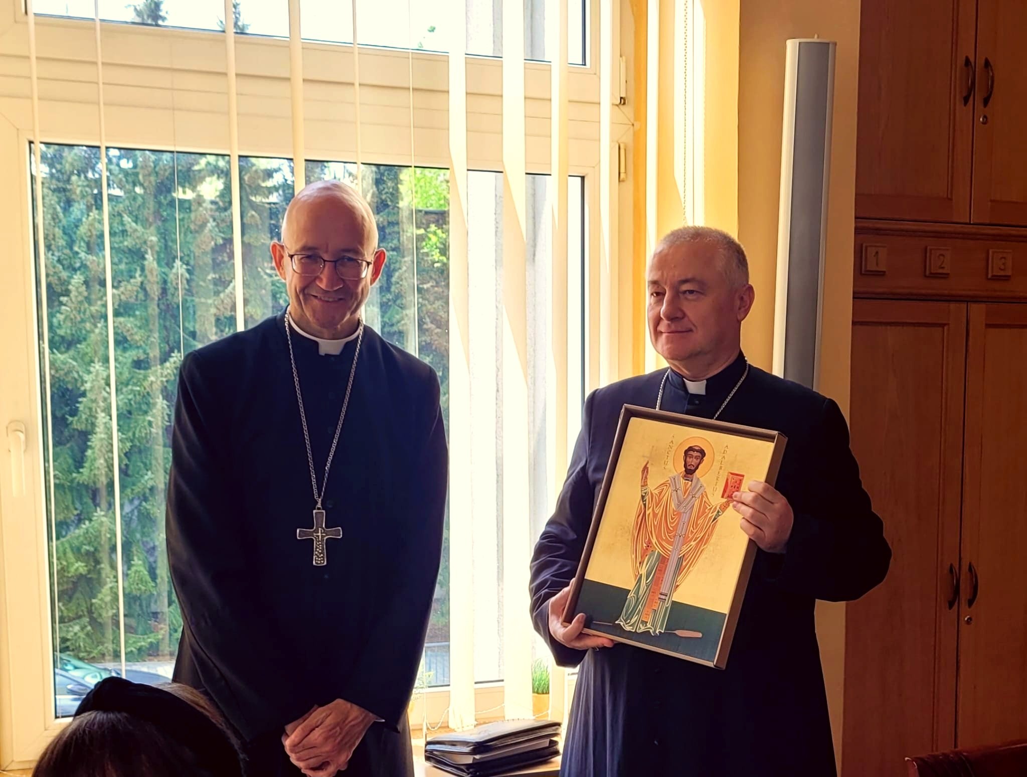 To the right, holding an icon, Artur Ważny, current bishop of Sosnowiec, Poland. To the left, Adrian Józef Galbas, until then apostolic administator of the diocese and current archbishop of Warsaw, while introducing Ważny as the future bishop, April 25, 2024. From the diocese of Sosnowiec social media. 