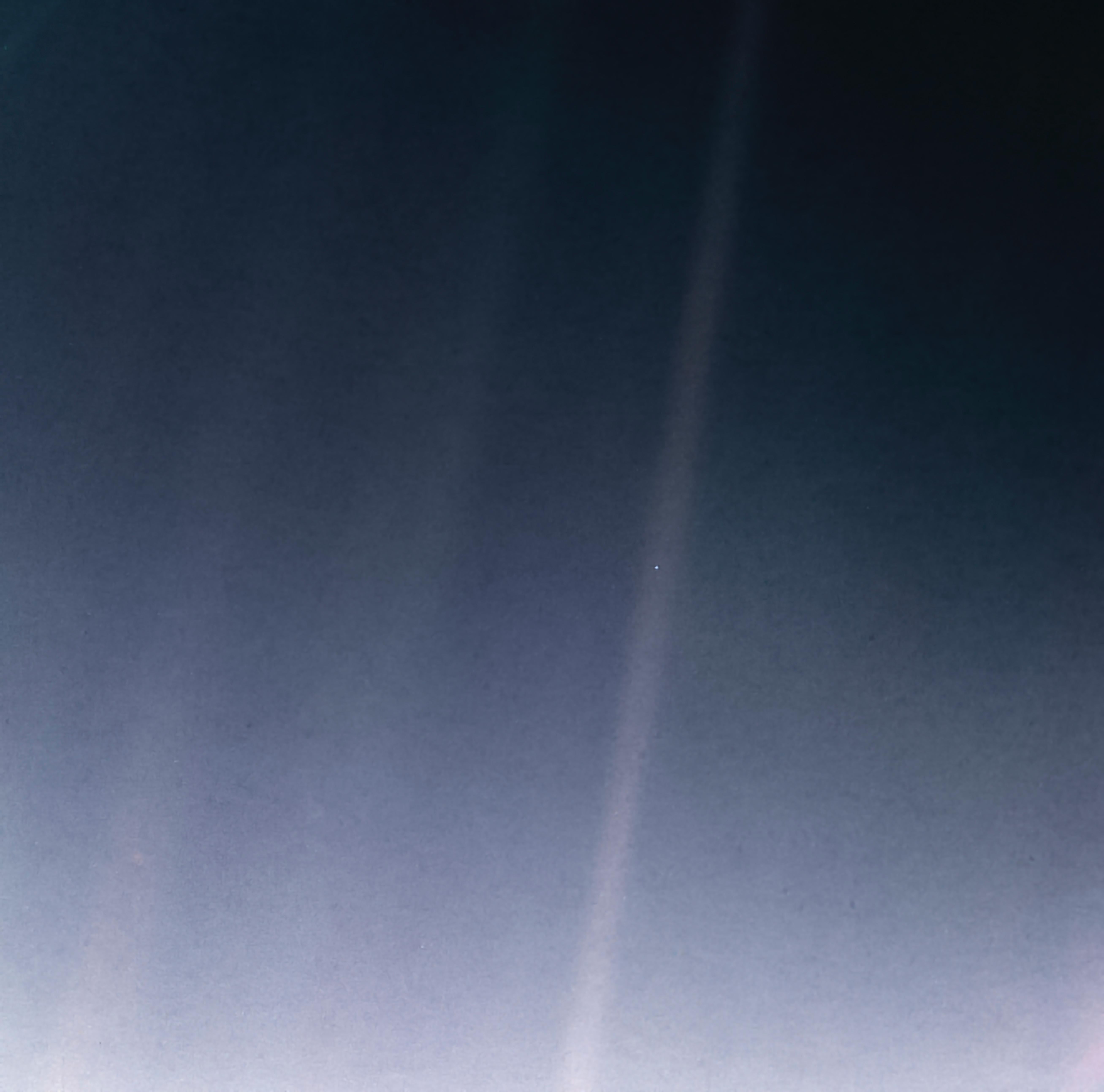 El “pálido punto azul“ en la fotografía de la NASA, 1990. El “pálido punto azul“ en la fotografía de la NASA, 1990.
