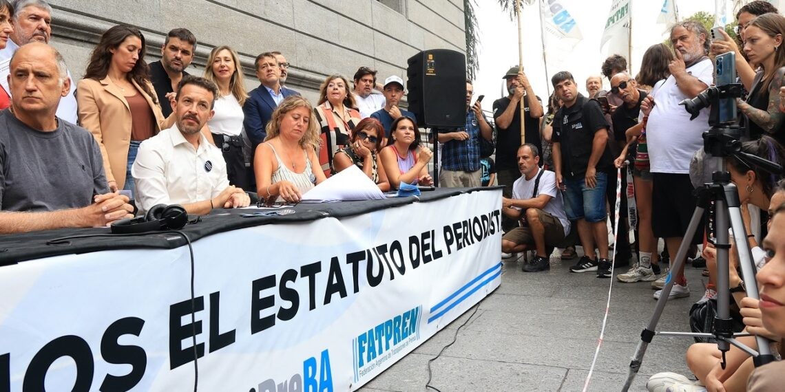 Milei arma oficina para desprestigiar al periodismo argentino