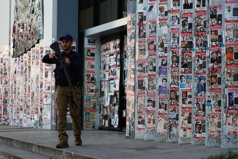 Los rostros de los desaparecidos cubren las calles de México