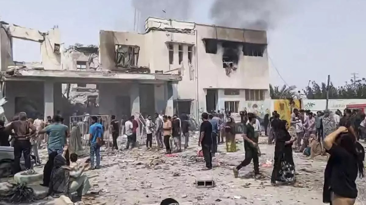 Irán llora a 165 víctimas del bombardeo de un colegio para niñas