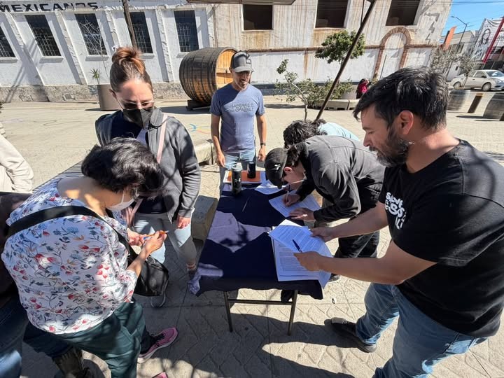 Ensenada Digna entrega firmas a SEMARNAT contra construcción de muelle