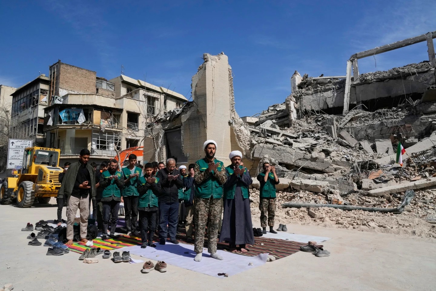 Líder religioso de Irán pide “la sangre de Trump“ y escala tensión