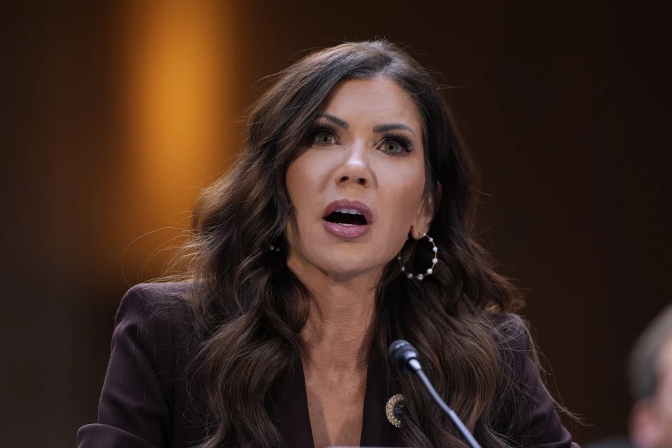 Trump despide a Kristi Noem tras crecientes críticas por su desempeño